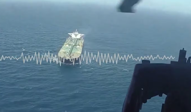 ఇరాన్ ఓడను అడ్డుకున్న అమెరికా యుద్ధ నౌక